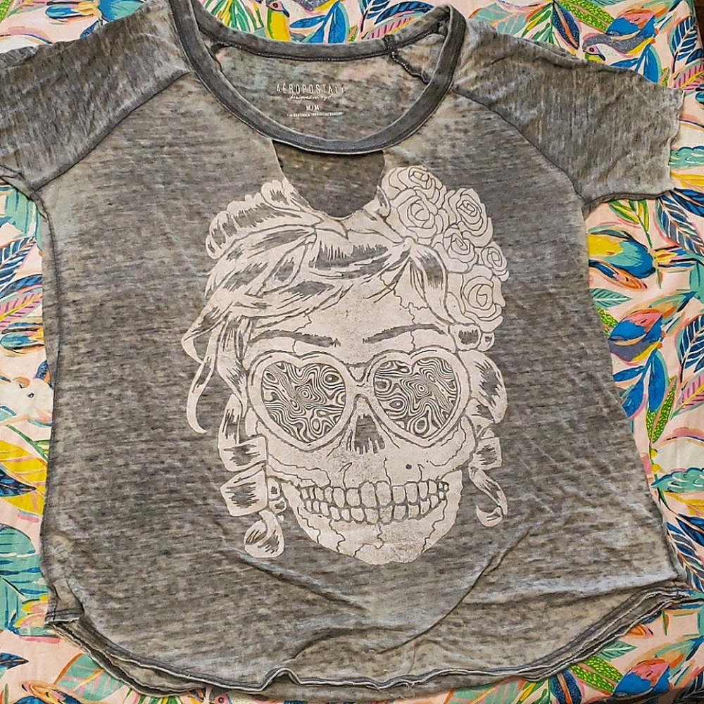 Aeropostale keyhole neck skull t shirt